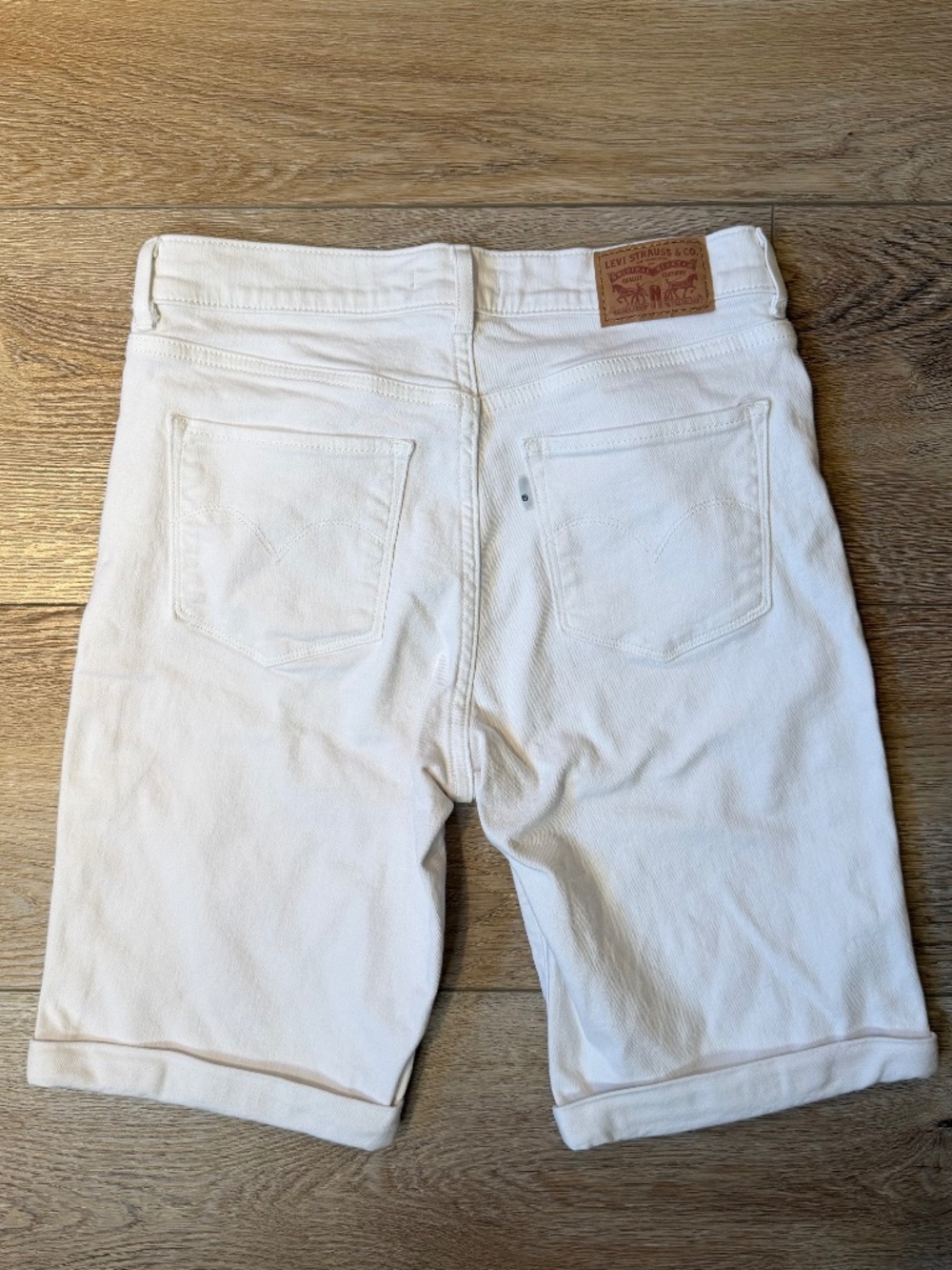 Levi's Classic Bermuda Denim Shorts | Size 26 | White/Off-White | Sewn-in Cuff - Picture 9 of 10